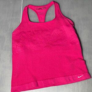 💥3/$12 Nike active top w/built in bra